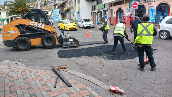 REALIZAN TRABAJOS DE BACHEO EN EL CENTRO PARROQUIAL